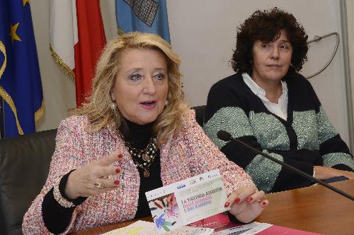 Annamaria Poggioli (Presidente Commissione regionale pari opportunità uomo e donna) e Loredana Panariti (Assessore regionale Lavoro, Formazione, Istruzione, Pari Opportunità, Politiche giovanili, Ricerca e Università) alla conferenza stampa  "Femminicidio: le parole da non dire" - Trieste 15/11/2017